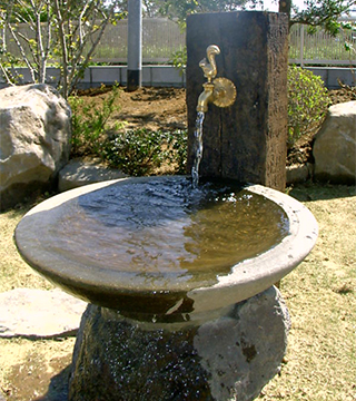 能瀬石製立手水鉢　能瀬黒石ウブ 手水鉢 出雲 - 株式会社昌造園